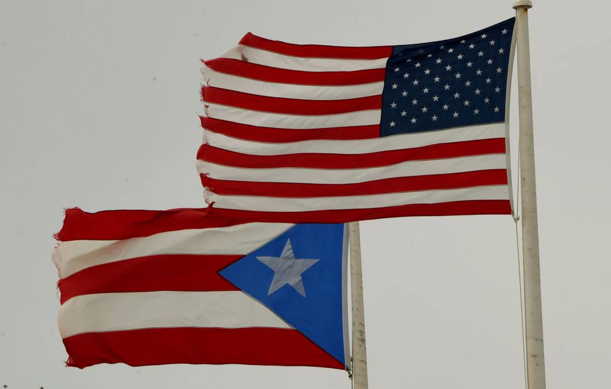 Las banderas de Puerto Rico y Estados Unidos.