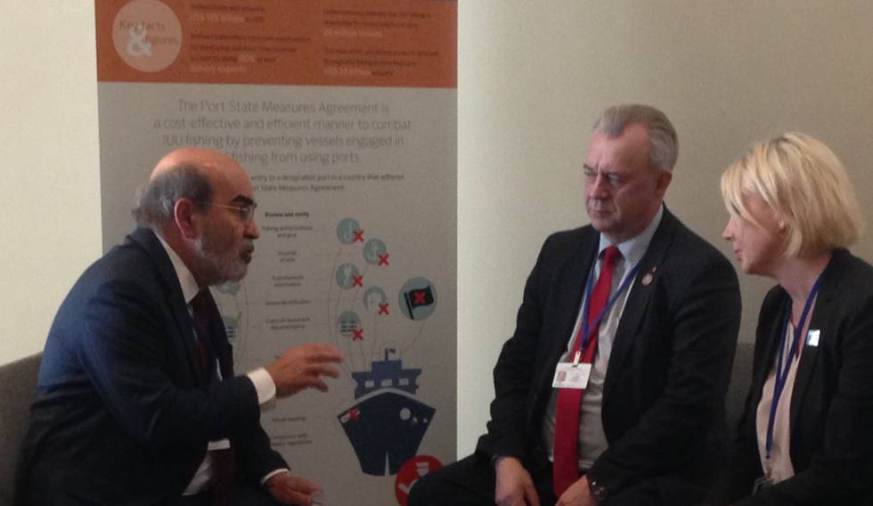 El director general de la FAO, José Graziano da Silva (i), conversa con el ministro sueco de Asuntos Rurales, Sven-Erik Bucht, cuyo Gobierno se comprometió este jueves a aportar 5,4 millones de dólares para apoyar el trabajo de la agencia en la implementación del PSMA.