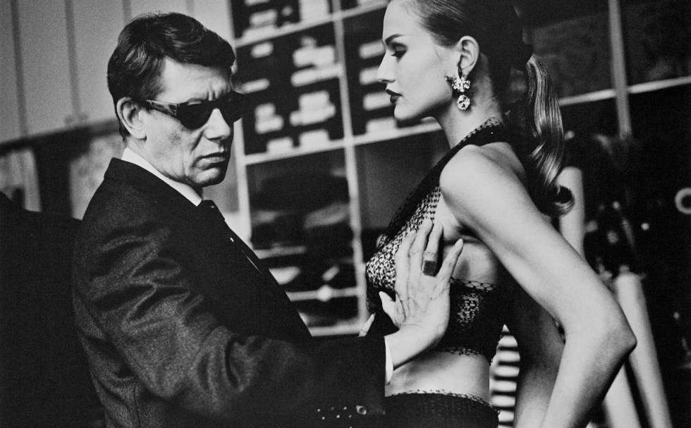 Yves Saint Laurent, en su taller de París en 1991.