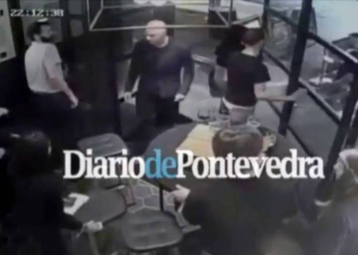 Video: Spanish man blocks London terrorist from entering his bar Video: Spanish man blocks London terrorist from entering his bar