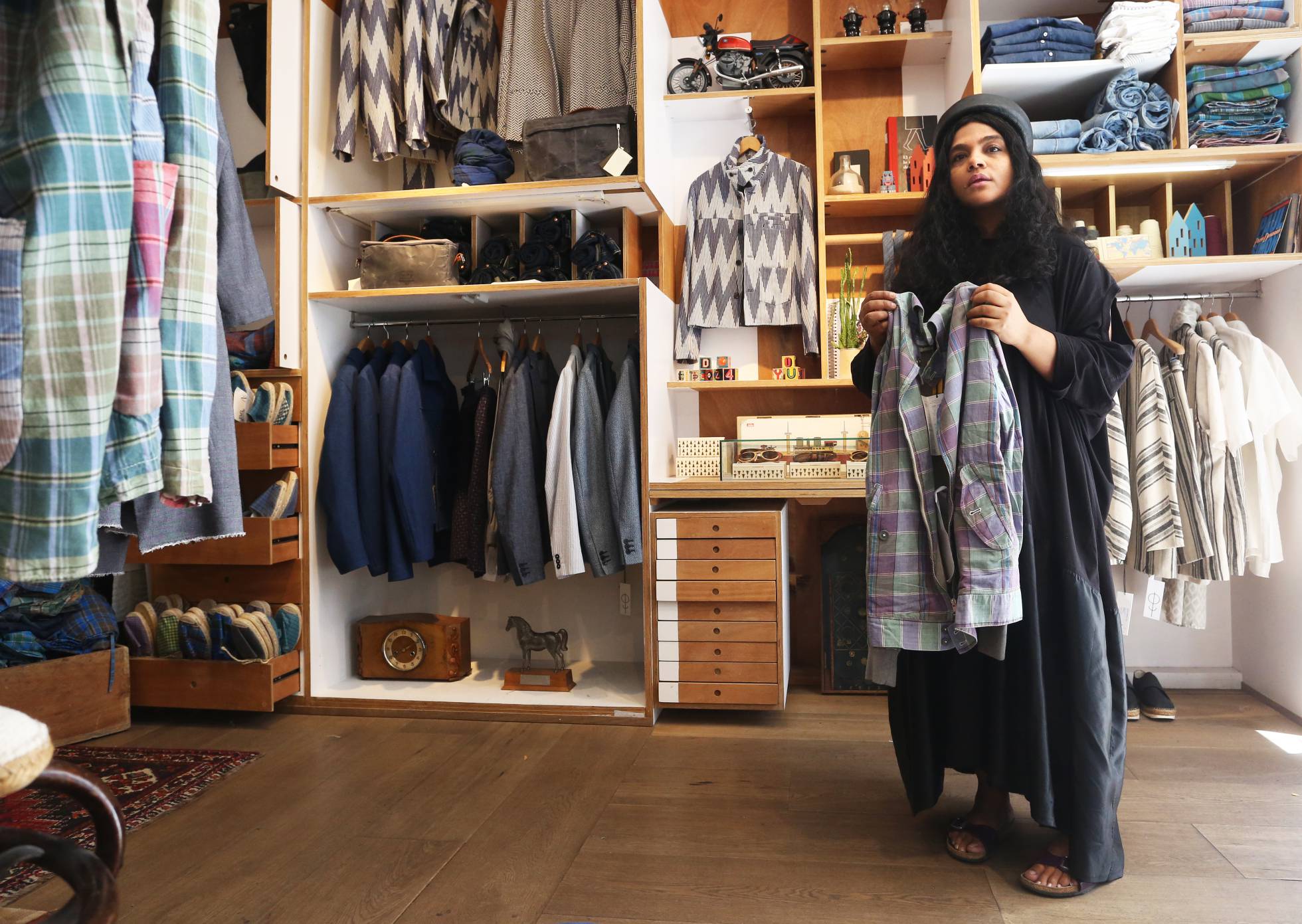 Kavita Parmar muestra una camisa de su colección Madras.