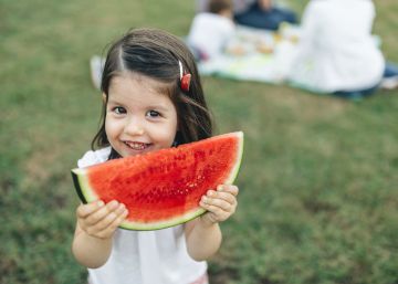 Con calor, los niños deben comer ligero, menos y más veces al día Con calor, los niños deben comer ligero, menos y más veces al día