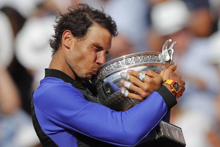 Nadal besa la copa de campeón de Roland Garros.