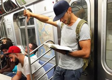 Hombres ‘sexys’ que leen en el metro y no se despatarran Hombres ‘sexys’ que leen en el metro y no se despatarran
