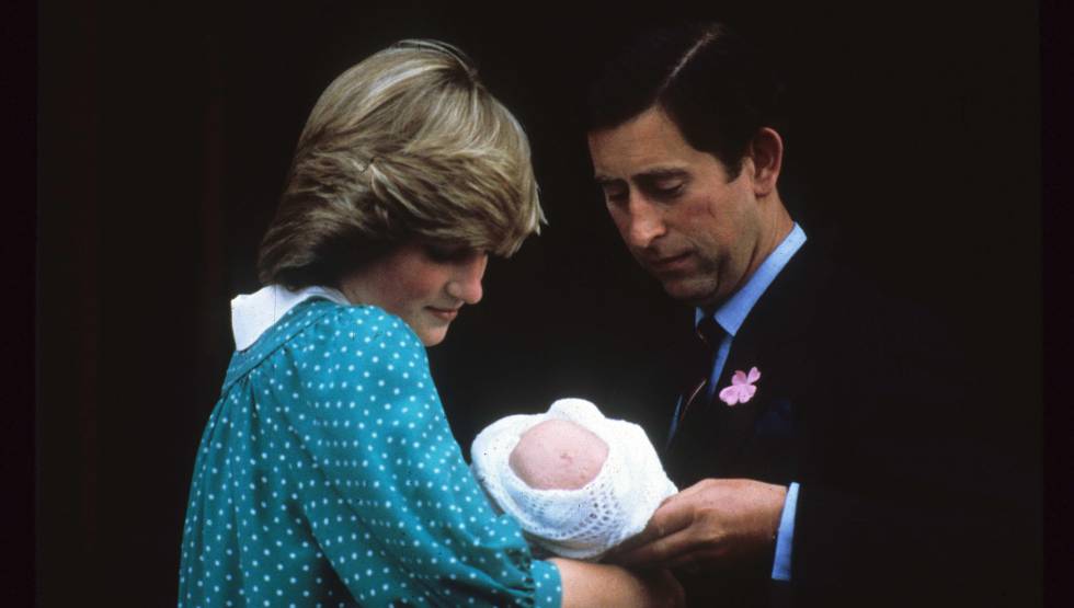 Diana de Gales y el príncipe Carlos, abandonan el hospital tras el nacimiento de su primer hijo, Guillermo, en junio de 1982.