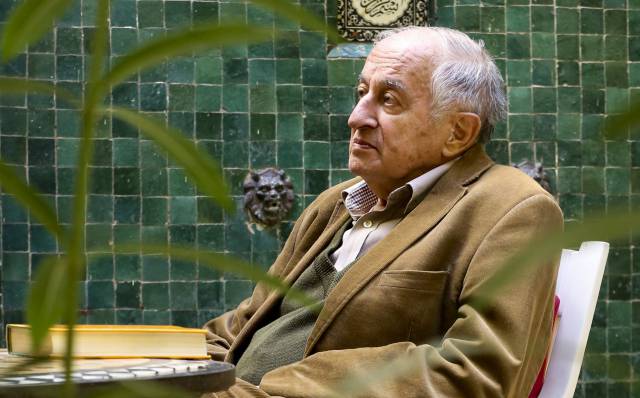 El escritor Juan Goytisolo, en sucasa de Marraquech.