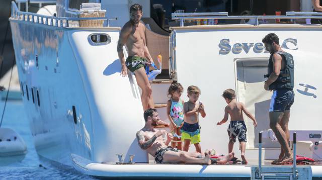 Fàbregas, Messi y Luis Suárez, con sus niños.