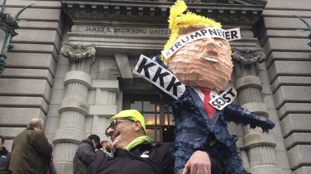 Protesta contra Trump frente a los juzgados de San Francisco.