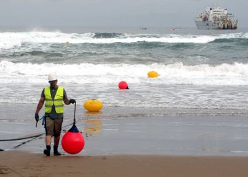 Los trabajos para amarrar el cable submarino ‘Marea’ en Sopela