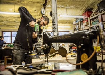 La solidaria puesta a punto de una máquina de coser La solidaria puesta a punto de una máquina de coser