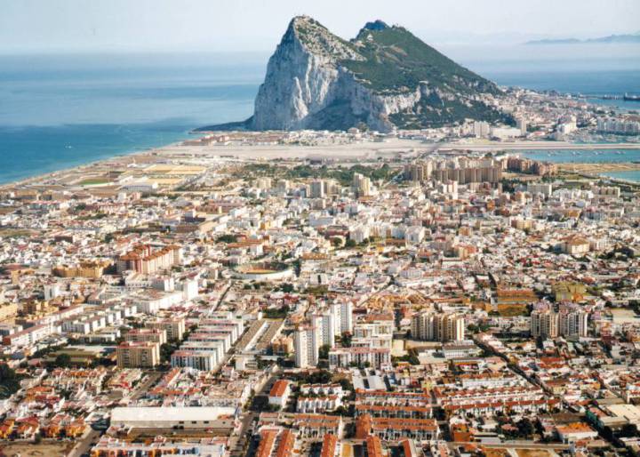 Life around Gibraltar: one line, two very different worlds Life around Gibraltar: one line, two very different worlds