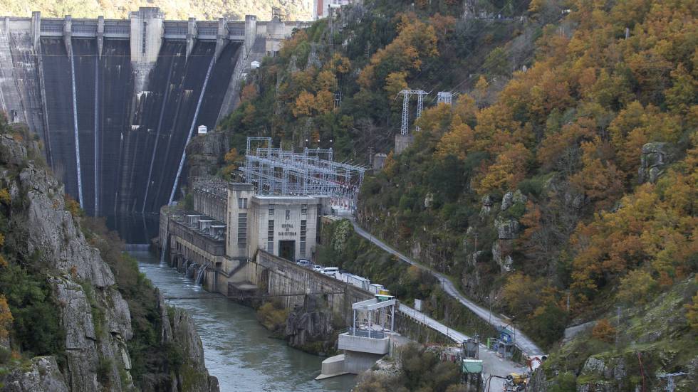Presa de Santo Estevo (Central hidroeléctrica), en el cruce del río Sil.
