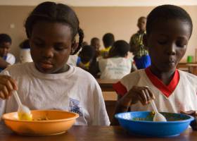 Alimento para estómagos y cerebros en N’Zikro