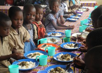 Alimento para estómagos y cerebros en N’Zikro Alimento para estómagos y cerebros en N’Zikro