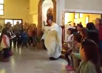 Un sacerdot canta una versió religiosa de ‘Despacito’ a la seva església Un sacerdot canta una versió religiosa de ‘Despacito’ a la seva església