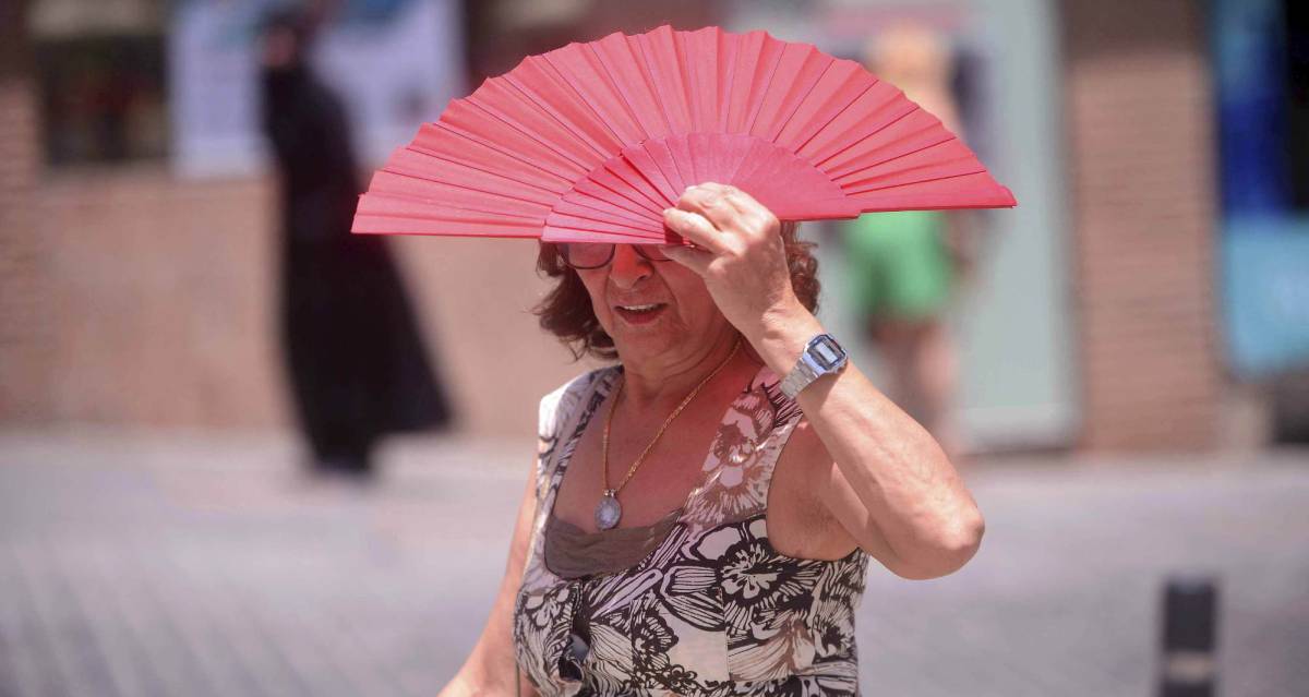 Una mujer camina por una calle del centro de Córdoba