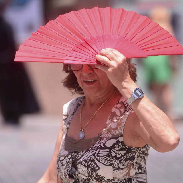Una mujer camina por una calle del centro de Córdoba