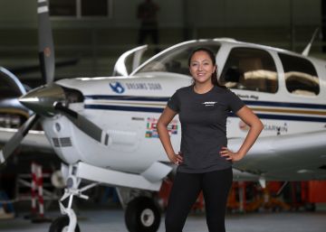 La mujer que da la vuelta al mundo en avioneta para formar a niñas en ciencia La mujer que da la vuelta al mundo en avioneta para formar a niñas en ciencia