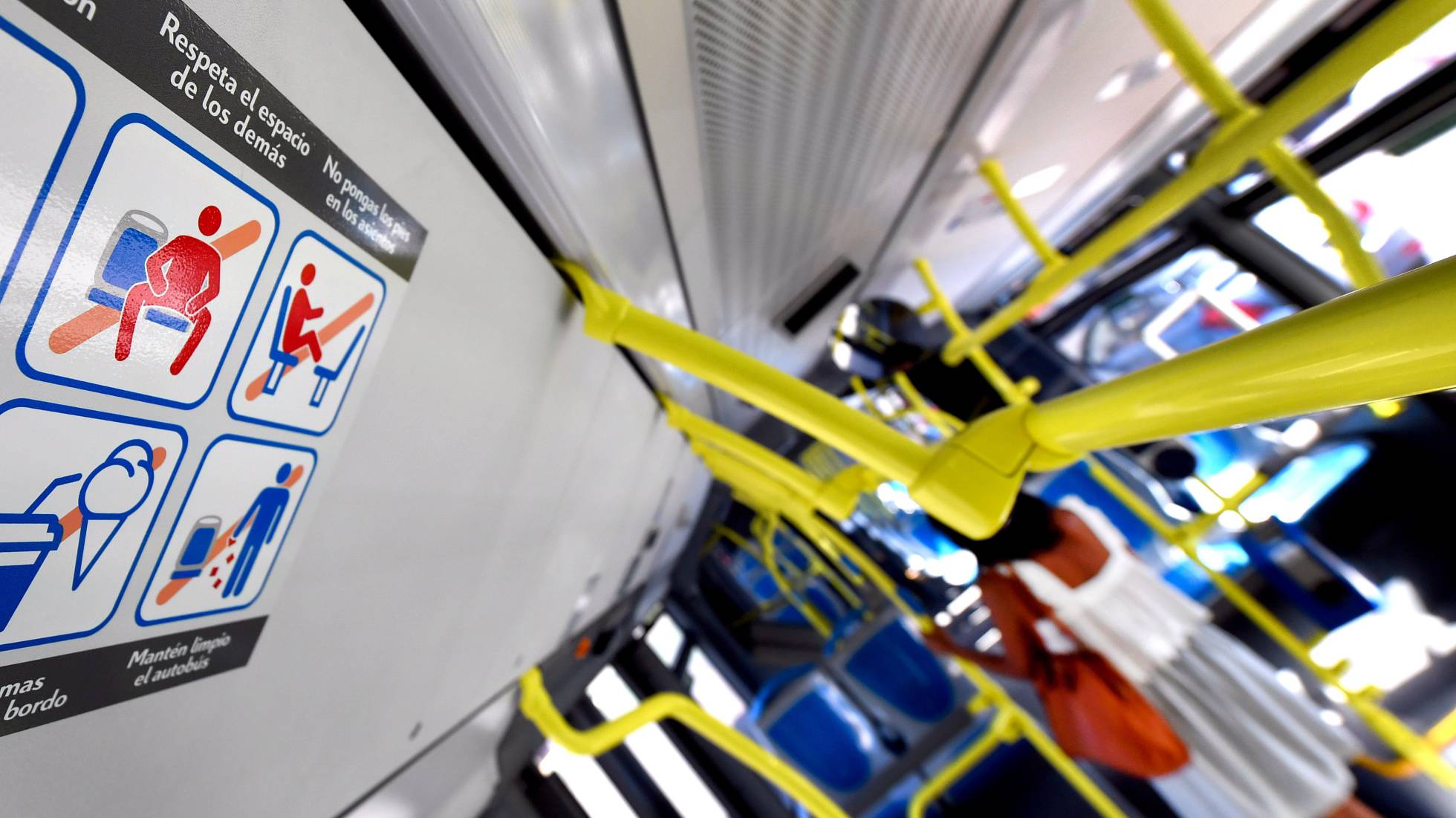 Cartel en un autobus de la EMT con la nueva prohibición de "despatarrarse".