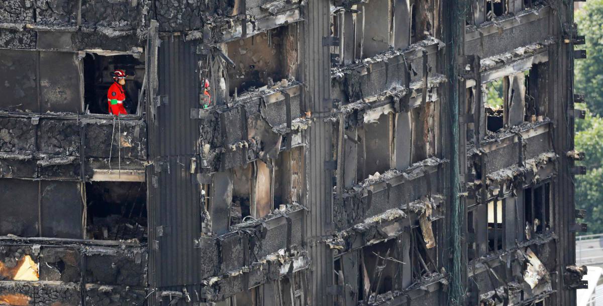 Los servicios de emergencia trabajan en la torre Grenfell de Londres, este sábado