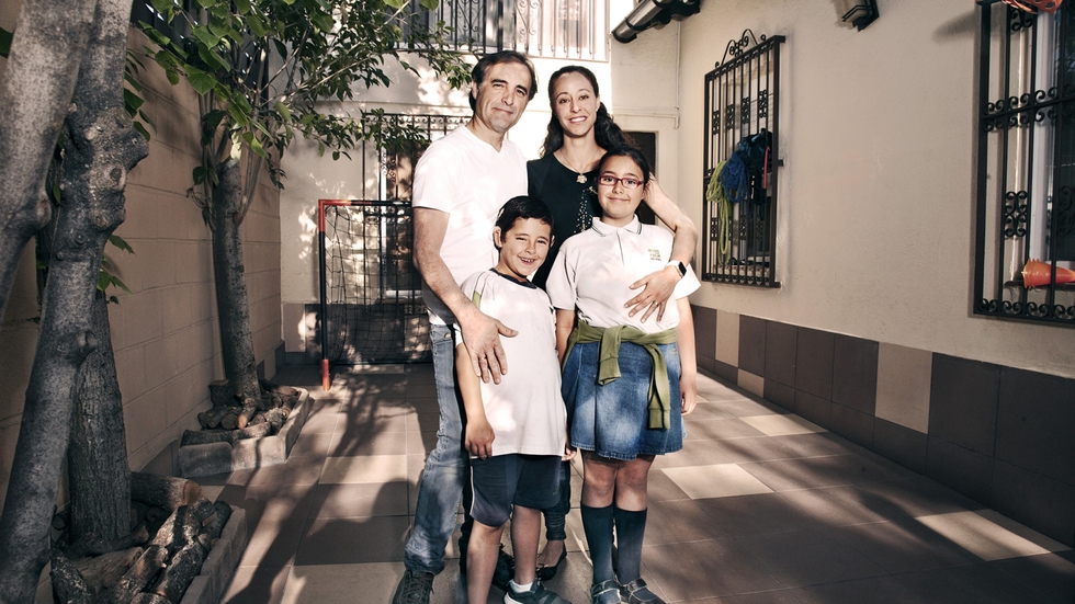 Ana Belén Ruiz y Juan Gerardo Díaz son los padres de Daniel. En la foto, los tres con la hija mayor, Rocío, de nueve años, en el patio de su casa de Las Tablas (Madrid).