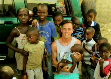 Gente que posa en su foto de Tinder con niños en aldeas africanas