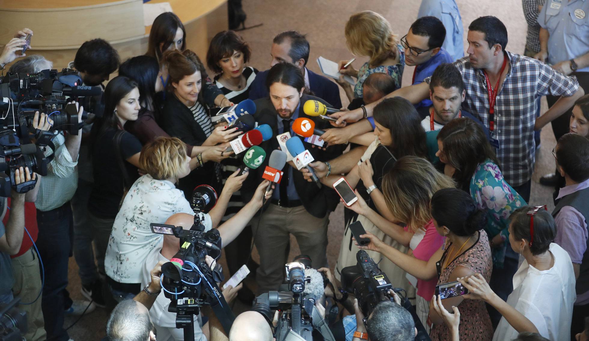Pablo Iglesias atiende a los periodistas en la Asamblea de Madrid.