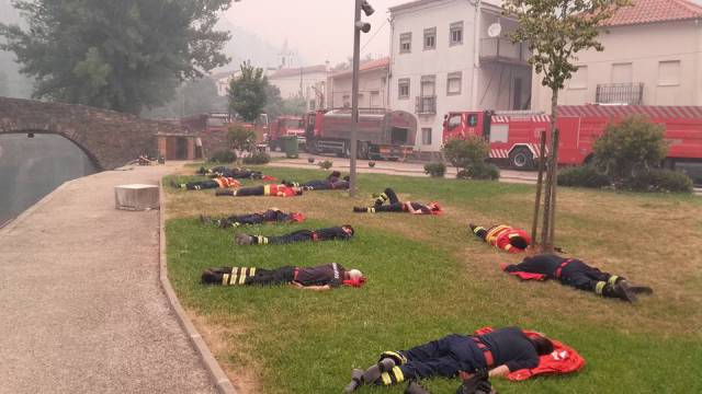 La foto viral de los héroes que luchan contra el incendio en Portugal