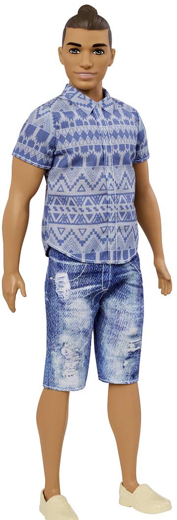 Uno de los nuevos modelos de Ken, con moño, bermudas y camiseta moderna.