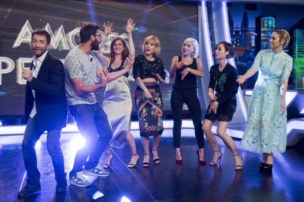 El presentador Pablo Motos con los actores Dani Rovira, Ana Polvorosa, Blanca Suárez, Ana Fernández, Maggie Civantos y Nadia de Santiago durante el programa
