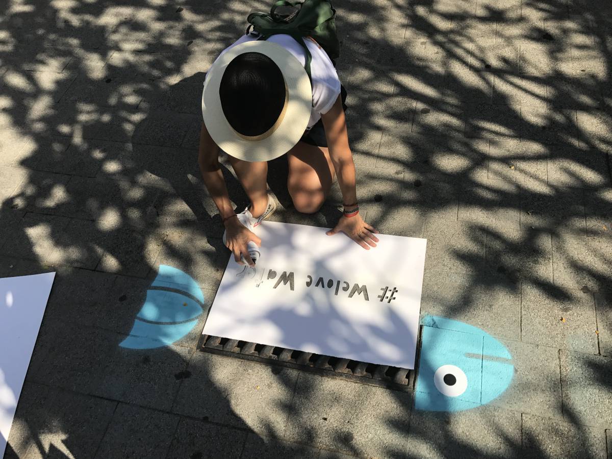 Grupo de voluntarias y voluntarios de Aigües de Barcelona dispuestos a graffitear la campaña #WeloveWater, El WC no es una papelera.