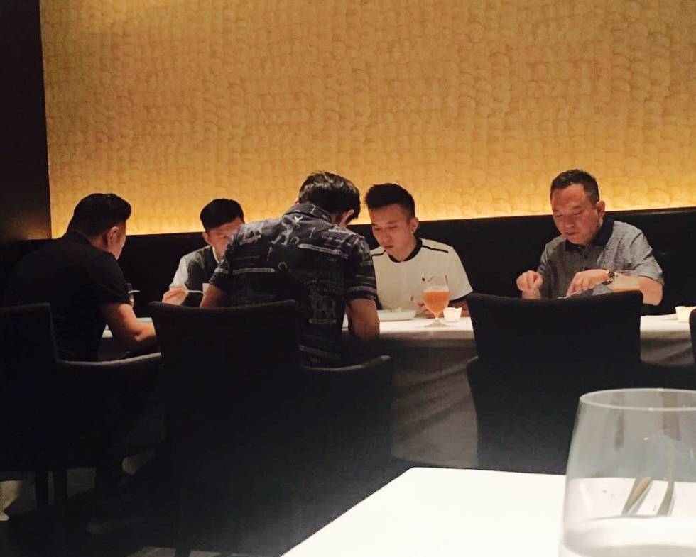 CLIENTES EN EL COMEDOR DE HAJIME EN CAMISETA Y VAQUEROS CAPEL