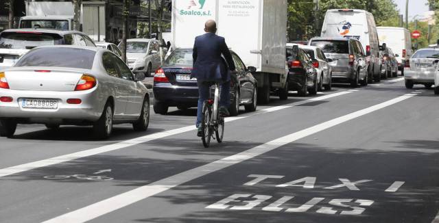 Nuevo carril bici instalado en la calle Sagasta.
