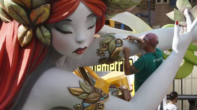 Artistas fogueros daban el pasado día 19 los últimos retoques para el inicio de las fiestas de las hogueras de San Juan en Alicante.