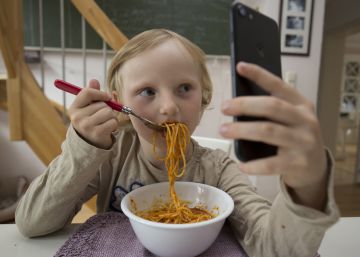 Quítale el móvil al niño