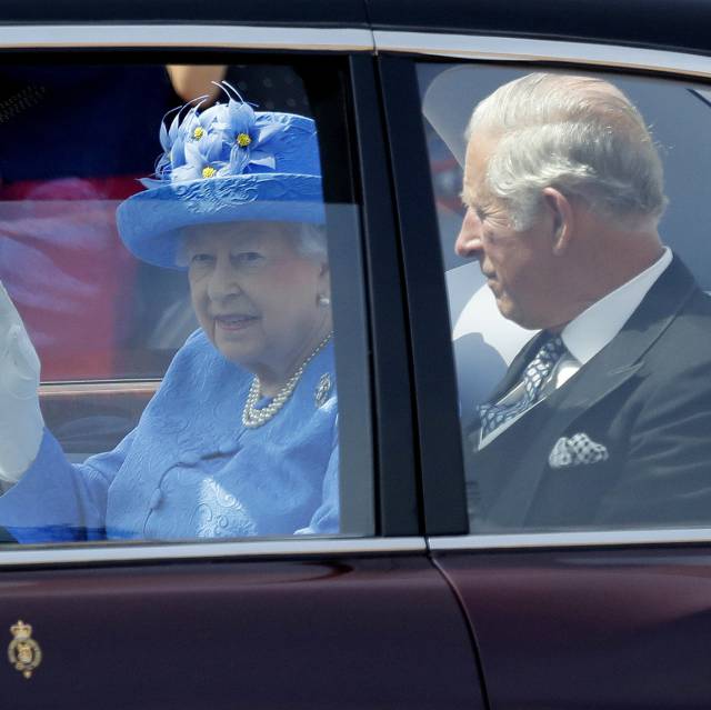 La reina Isabel y el príncipe Carlos, saliendo del palacio de Buckingham.