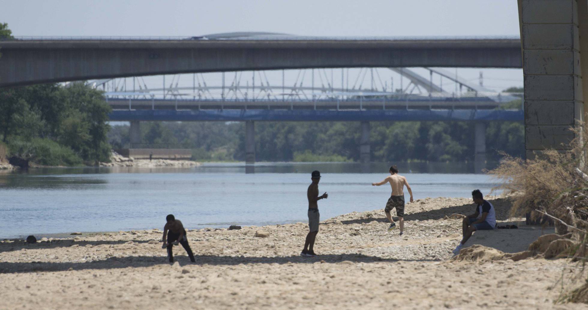 El río Ebro, con un caudal bajo mínimos por el impacto de la sequía. rn rn