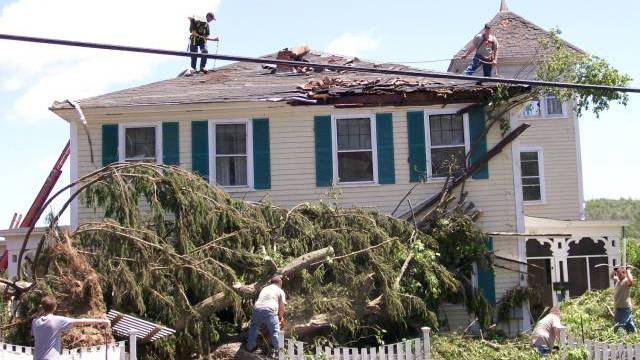 El día que un tornado convirtió a dos hermanas en expertas en desastres naturales
