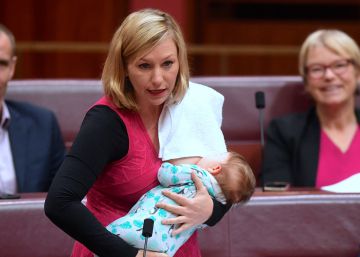 Una senadora australiana amamanta a su hijo durante un discurso en el pleno Una senadora australiana amamanta a su hijo durante un discurso en el pleno
