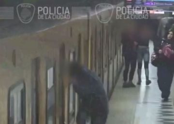 Así roban los ‘trepaventanas’ en el metro de Buenos Aires Así roban los ‘trepaventanas’ en el metro de Buenos Aires