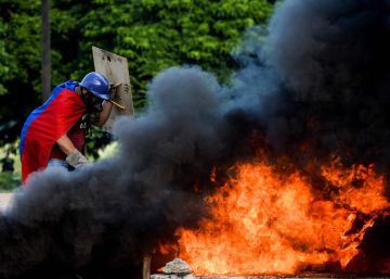 Segunda jornada de enfrenamientos ante la base militar de Caracas Segunda jornada de enfrenamientos ante la base militar de Caracas