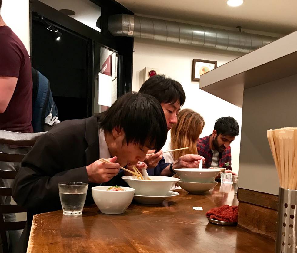 SORBER Y BAJAR LA CABEZA HASTA EL TAZÓN ES DE BUEN TONO EN JAPÓN CAPEL