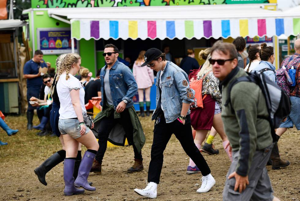 El hijo de David Beckham, Brooklyn (18 años), gorra negra y zapatillas blancas, yendo a por un kebab en el festival.