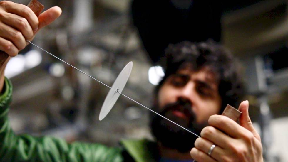 El responsable del Prakash Lab, Manu Prakash, demuestra el funcionamiento de la centrífugadora de sangre manual Paperfuge.