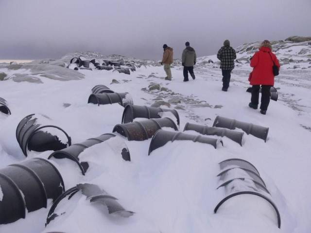 Barriles de combustible abandonados en una antigua base antártica