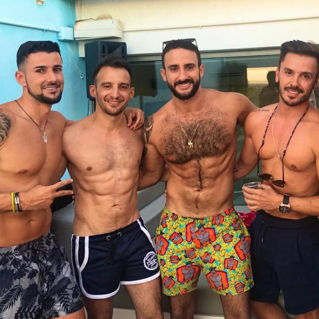 Alejandro Amenábar (segundo por la izquierda) junto al exconcursante de 'Supervivientes' Eliad Cohen (en el centro junto al cineasta) y otros amigos.