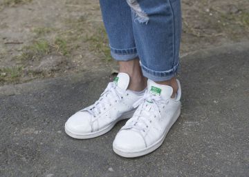El truco barato y rápido para mantener blancas tus zapatillas blancas