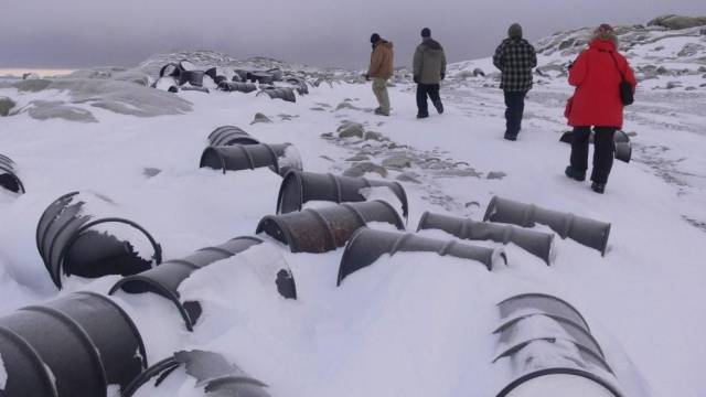 Barriles de combustible abandonados en la Antártida.