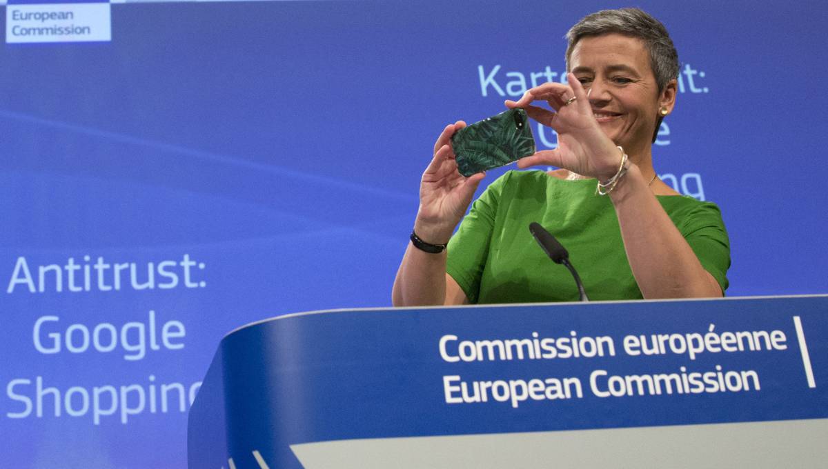 Margrethe Vestager, hace una foto con su móvil, durante el anuncio de la multa a Google.