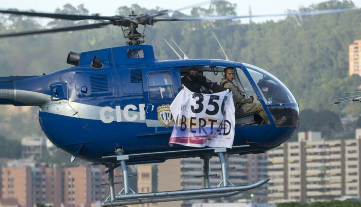 El helicóptero, durante el ataque al Supremo.